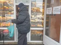 Требуются пекари , помощники и кондитеры
