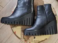 Продам женские ботинки