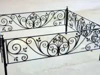 Кованые ограды на кладбище, кресты, лавочки