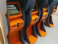 Платежный терминал в уличном корпусе с козырьком, фотография 2