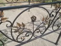 Ограды на кладбище. Кованые кресты, столики, лавочки., фотография 4
