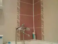 Монтаж плитки в ванной.