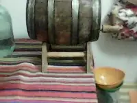 два дубовых бочонка.