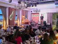 Шикарный ресторан с живой джаз-рок музыкой, фотография 11