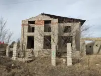 Продам земельный участок в Луганске с недостроем.