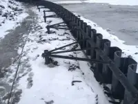 Укрепление берегов, пирсы.