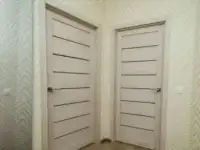 Установка межкомнатных и входных дверей.