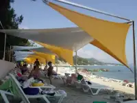 Тентовые навесы в виде теневых парусов., фотография 2