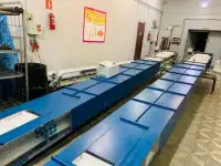 Закрытый ленточный конвейер со смотровым, загрузочным окнами и клювом на выгрузке.