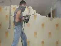 Демонтаж строений,стен,полов,снятие обоев.