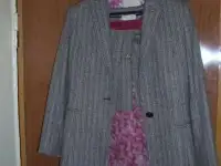 Продам женский костюм от Valentino