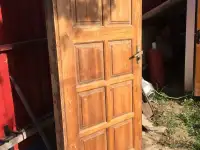 Продам деревянную дверь с коробкой