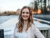 Ведущая и певица. Живой вокал в подарок