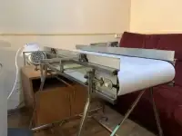 Горизонтальный ленточный конвейер для маркировки пластиковых деталей.