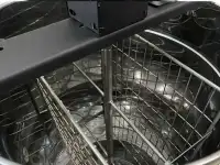 Медогонка 2-х рамочная из нержавеющей стали, Малютка: на ножках, привод ручной- конический (РК), клапан пластик, 686Ф (Ф, фотография 2