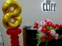 Цифра 8 на стойке и букет из воздушных шаров