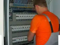 Нужен электрик Плохая проводка Не работает свет