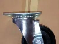 Поворотное колесо для хлебопекарной тележки