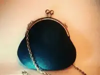 Маленькая замшевая сумочка изумрудная с узором авторская