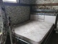 деревянная кровать с элементами ковки, фотография 2