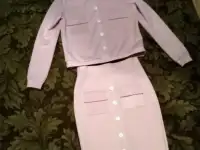 Розовый женский костюм с юбкой