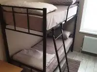 Кровати на металлокаркасе, двухъярусные, односпальные для хостелов, гостиниц, рабочих