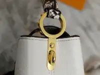 Женская сумка Louis Vuitton Capucines mini белая, фотография 6