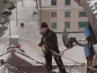 Уборка снега с крыш и очистка кровли от наледи
