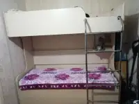 Продам двухярусную кровать с матрассами