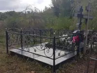 Ограды на кладбище. Кованые кресты, столики, лавочки., фотография 2