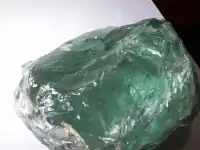 Кусок плавленного стекла