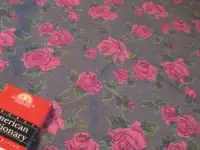 Отрез красивой ткани с розами на сером фоне Бартер