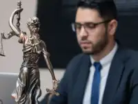 Автоюрист оказывает юридические услуги