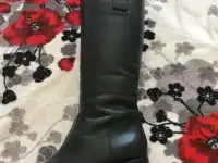 Продам новые кожанные сапоги