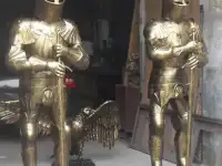 Рыцари скульптурные из металла.