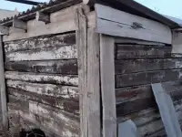 сарай  из  пропитанных  шпал.  не  использовался. на  вывоз