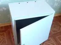 Железный ящик закрывается на ключ.