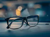 Недорогие очки для зрения на заказ в салонах оптики Dr.Oculus
