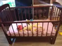 Продам срочно кроватку маятник