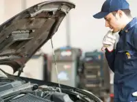 Технический осмотр грузовых и легковых автомобилей.