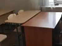 Продаётся письменный стол с выдвижными ящиками