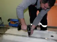 Установа акриловой ванны