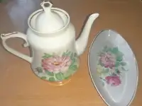 Набор фарфоровый. Селедочница и чайник