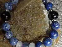 украшения из натуральных камней.