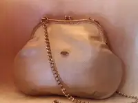Сумка кожаная серебристая авторская на цепочке, фотография 8