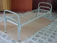 Кровати металлические со спинкой из ЛДСП