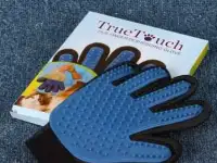 Перчатка для вычесывания шерсти домашних животных TrueTouch