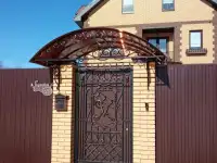 Козырёк над калиткой кованый арочный под поликарбонатом