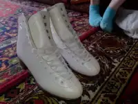 Продам женские фигурные коньки