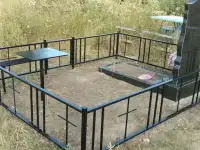 Оградки, столы, лавочки, кресты на кладбище., фотография 8